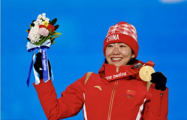 巴斯勒说道：“拜仁的后卫太少了，如果球队还有另外一两名中卫，那么于帕梅卡诺早就失去他的位置了。